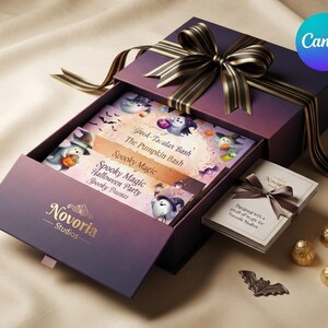 K&ouml;nnte beinhalten: Eine dunkelviolette Geschenkbox mit goldgestreiftem Band, die bedruckte Karten mit Geister- und K&uuml;rbisillustrationen sowie den Text Spooky Magic, The Pumpkin Bash und Spooky Paws enth&auml;lt. Eine kleine Karte mit Schleife und goldene Bonbons liegen bei.
