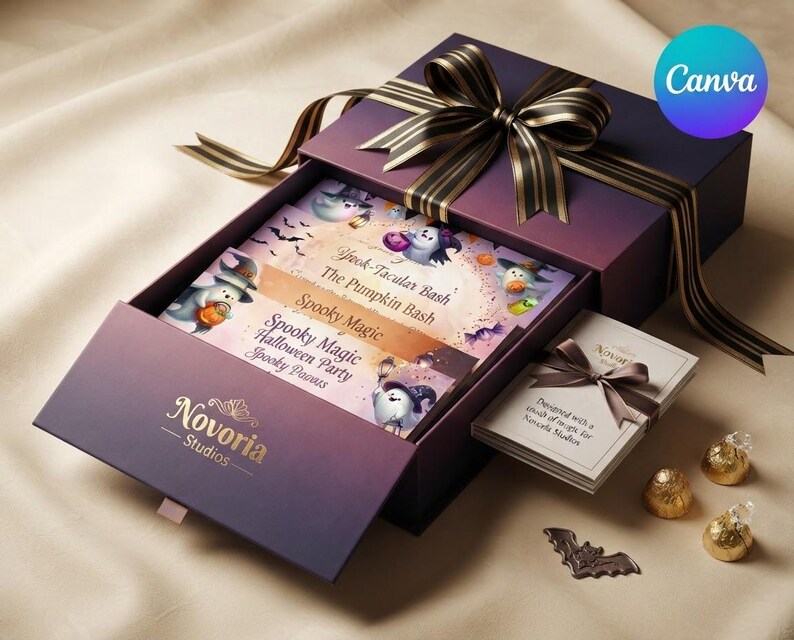 K&ouml;nnte beinhalten: Eine dunkelviolette Geschenkbox mit goldgestreiftem Band, die bedruckte Karten mit Geister- und K&uuml;rbisillustrationen sowie den Text Spooky Magic, The Pumpkin Bash und Spooky Paws enth&auml;lt. Eine kleine Karte mit Schleife und goldene Bonbons liegen bei.