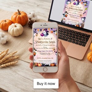 K&ouml;nnte beinhalten: Ein Smartphone zeigt eine digitale Halloween-Partyeinladung mit dem Titel You're Invited to A SPOOKTACULAR SOIR&Eacute;E, die Zeichentrick-Geister, K&uuml;rbisse und Flederm&auml;use auf einem violetten und orangefarbenen Hintergrund mit Veranstaltungsdetails zeigt.