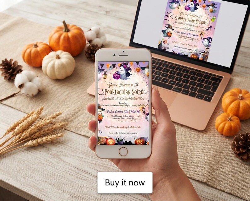 K&ouml;nnte beinhalten: Ein Smartphone zeigt eine digitale Halloween-Partyeinladung mit dem Titel You're Invited to A SPOOKTACULAR SOIR&Eacute;E, die Zeichentrick-Geister, K&uuml;rbisse und Flederm&auml;use auf einem violetten und orangefarbenen Hintergrund mit Veranstaltungsdetails zeigt.