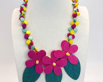 Handgemachte Holz Halskette mit Blumenmuster Rosa Teal Gelb Tropical Statement Boho