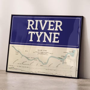 Puede incluir: Una impresión artística enmarcada que presenta un encabezado rectangular azul oscuro con el texto blanco RIVER TYNE en una fuente sans-serif en negrita. Debajo del encabezado hay un mapa detallado de estilo vintage del río Tyne.