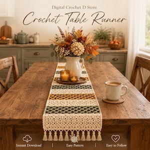 Puede incluir: Un camino de mesa de ganchillo con rayas horizontales en crema, amarillo mostaza y verde oscuro, con un patrón de diamantes texturizado y flecos. El texto Digital Crochet D Store Crochet Table Runner es visible en la parte superior.