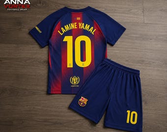 Könnte beinhalten: Ein blau-rot gestreiftes Fußballtrikot mit dem Namen LAMINE YAMAL und der gelben Nummer 10 auf dem Rücken, kombiniert mit blauen Fußballshorts, die ein Vereinswappen und die gelbe Nummer 10 zeigen. Das Trikot hat ein kleines Logo am Ärmel.