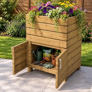 Könnte beinhalten: Eine rechteckige Pflanzbank aus Holz mit einem oberen Blumenkasten, der mit bunten Blumen und hängendem Grün gefüllt ist. Der untere Teil hat zwei offene Schranktüren, die ein Ablagefach mit einer grünen Gießkanne und Gartenwerkzeugen zeigen.