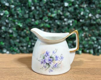 Jarra de crema antigua de porcelana R.S. Germany Violeta, 1910. Jarra de leche Reinhold Schlegelmilch Purple Sweet Violets, jarrón con asa geométrica dorada.