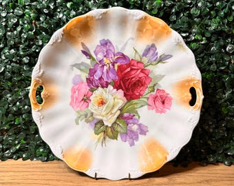 Plat à gâteau ancien en porcelaine de Weimar, Allemagne, vers 1900, avec anse et décor floral. Plat festonné à motif de roses rouges et d'iris violets.