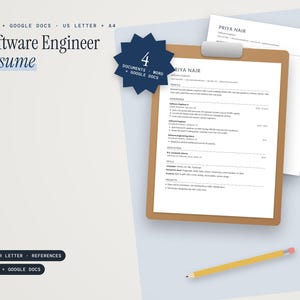 Könnte beinhalten: Ein Software-Ingenieur Lebenslauf-Vorlagenset mit einem braunen Klemmbrett, das ein Dokument für Priya Nair hält, sowie weiteren Seiten, einem gelben Bleistift und einem dunkelblauen sternförmigen Abzeichen 4 DOCUMENTS + WORD + GOOGLE DOCS.
