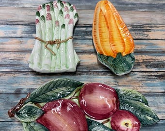 Set di 3 poggia-cucchiaio vintage in ceramica con decorazioni a forma di mela e verdura, realizzati in Italia.