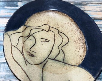 Piatto decorativo in ceramica con volto dell'artista, firmato, edizione limitata 2/60, 2004.