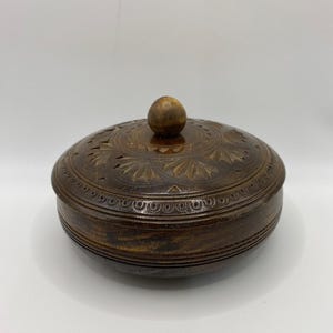 Scatola portagioie rotonda vintage in legno intagliato a mano da Walter Stähli, svizzera, con coperchio, 15 cm.