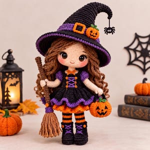 Puede incluir: Una muñeca de ganchillo vestida de bruja, con largo cabello castaño, sombrero negro con banda morada y detalle de calabaza, vestido negro y morado, mallas a rayas naranjas y negras, botas negras, una escoba y una pequeña cesta de calabaza.