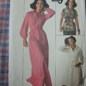 Könnte beinhalten: Ein Vintage-Schnittmuster mit drei verschiedenen Damenmode-Designs. Das Hauptbild zeigt ein langes, rosa Kleid mit Gürtel. Die anderen Designs umfassen ein gemustertes Oberteil und ein weißes Kleid. Der Hintergrund hat ein Karomuster.