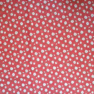 K&ouml;nnte beinhalten: Roter Stoff mit einem wei&szlig;en G&auml;nsebl&uuml;mchen-Druck. Der Stoff ist einfarbig rot mit kleinen wei&szlig;en G&auml;nsebl&uuml;mchen, die &uuml;ber den Stoff verteilt sind.