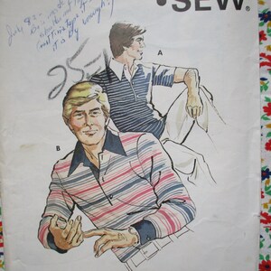 Könnte beinhalten: Ein Vintage-Schnittmuster mit zwei Herrenhemden. Das Hemd links ist ein langärmliges, gestreiftes Hemd in den Farben Blau, Weiß und Rosa. Das Hemd rechts ist ein kurzärmeliges, gestreiftes Hemd in den Farben Blau und Weiß. Das Schnittmuster ist mit "Sew" beschriftet und enthält die Buchstaben "A" und "B", um die verschiedenen Hemdstile zu kennzeichnen.
