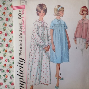 Puede incluir: Patrón de costura Simplicity Printed Pattern 60C para un camisón. El patrón muestra tres estilos diferentes de camisones, uno con mangas largas y dos con mangas cortas. Los camisones son de estampados florales, azul y rosa.