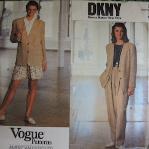 Pode incluir: Dois padrões de costura para mulheres da Vogue Patterns, com um blazer bege e uma saia, e um blazer bege e calças. Os padrões são da Donna Karan New York, DKNY, e são do tamanho 6-8-10.