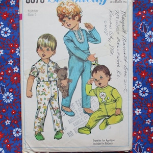 Può includere: Modello di cucito vintage per bambini piccoli taglia 1 con illustrazioni di bambini in pigiama. Il modello include un orsacchiotto e il testo "Trasferimento per Applicazione Incluso nel Modello."