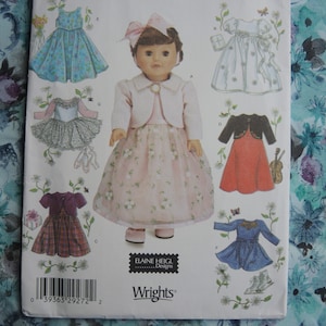 Puede incluir: Un patrón de costura para ropa de muñeca que presenta una variedad de estilos, incluyendo un vestido rosa con estampado floral, un vestido azul con estampado de lunares blancos, un vestido rojo con un corpiño negro y un vestido a cuadros con un corpiño burdeos. El patrón es de Elaine Heigl Designs y está disponible en Wrights.