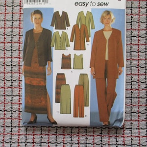 Può includere: Un pacchetto di modelli di cucito con illustrazioni di completi e separati da donna. Il pacchetto include immagini di giacche, gonne, pantaloni e top in vari colori. Il testo "easy to sew" è visibile nella parte superiore.