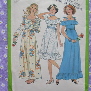 Puede incluir: Una ilustración de tres vestidos. El primero es un vestido largo color crema con estampados florales azules y naranjas. El segundo es blanco con un pequeño patrón de diamantes. El tercero es un vestido largo azul claro con mangas descubiertas.
