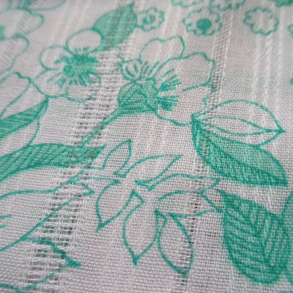 Tela vintage de los años 60, mezcla de algodón y poliéster, estampado floral verde y blanco, 44 pulgadas de ancho.