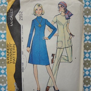 Op de afbeelding: Een vintage naaipatroon voor twee jurken. Het patroon is McCall's 2952 en is voor damesmaten 12-16. Het patroon bevat instructies voor een blauwe jurk met lange mouwen en een witte jurk met korte mouwen.