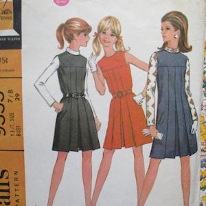 Könnte beinhalten: Vintage-Schnittmuster für ein Kleid mit einem ärmellosen, kragenbesetzten Oberteil und einem Faltenrock. Das Schnittmuster ist McCall's 9333 und ist für die Größen 7/8 und 29 Büste.