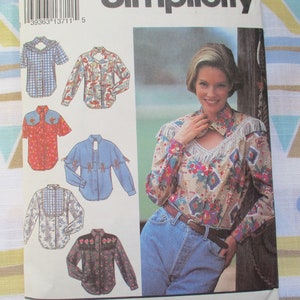 Könnte beinhalten: Ein Schnittmuster für ein Westernhemd mit Fransen. Das Schnittmuster enthält fünf verschiedene Variationen des Hemdes, jede mit einem anderen Stoff und Design. Das Schnittmuster ist von Simplicity und hat die Nummer 3963 13711 5.