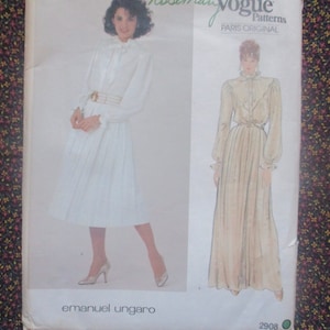 Könnte beinhalten: Vintage Vogue Schnittmuster für ein Kleid von Emanuel Ungaro. Das Schnittmuster ist für ein langes, fließendes Kleid mit einem Rüschenkragen und Rüschenärmeln. Die Schnittmuster-Nummer ist 2908.