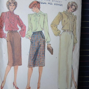 Pode incluir: Três padrões de costura para mulheres com ilustrações de mulheres vestindo diferentes estilos de blusas e saias. Os padrões são para uma blusa de manga comprida com gola de babado e uma saia de cintura alta.