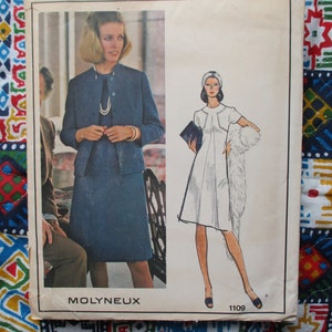 Puede incluir: Patrón de costura vintage para un vestido y una chaqueta. El patrón es para un vestido y una chaqueta azules con cuello blanco y un vestido blanco con cuello blanco y una estola de piel. El número del patrón es 1109 y el diseñador es Molyneux.