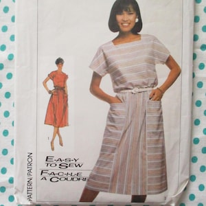 Może przedstawiać: Wzór szycia w stylu vintage przedstawiający kobietę w pasiastych sukience z kieszeniami i paskiem. Wzór zawiera mniejszą ilustrację czerwonej sukienki. Widoczny jest tekst "E-A-S-Y TO SEW".