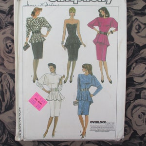 Puede incluir: Un patrón de costura vintage que presenta cuatro diseños de vestidos diferentes. El patrón es para las tallas 6-14 e incluye instrucciones para una remalladora o una máquina de coser de remallado.