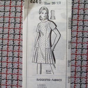 Puede incluir: Patrón de costura vintage, modelo '8240', talla 20 1/2, que presenta un vestido con mangas cortas y falda plisada. La imagen incluye un dibujo del vestido y una lista de tejidos sugeridos, como lino y algodón.
