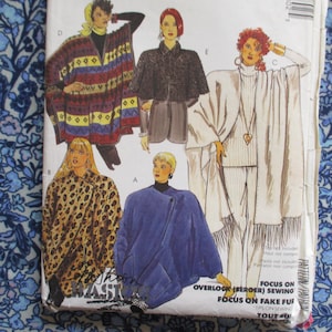 Peut inclure: Un patron de couture vintage avec des illustrations de vêtements d'extérieur pour femmes. Les modèles incluent un manteau léopard, une cape bleue et un poncho blanc à franges. Le patron comprend également le texte "FOCUS ON FAKE FUR".