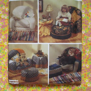 Puede incluir: Cuatro estilos diferentes de sillas tapizadas con varios patrones y colores. Las sillas se muestran en un ambiente de habitación con alfombras y otros muebles.