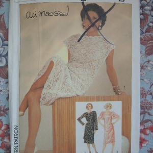 以下が含まれることがあります： レースのドレスのヴィンテージの裁縫パターン。丸首と短い袖。パターンは「アリ・マックグロー」と題され、サイズ6〜16の指示が含まれています。