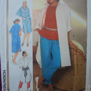 以下が含まれることがあります： 3種類のシャツの縫製パターン。最初のシャツは、襟とボタンが付いた青と白のストライプのシャツ。2番目のシャツは、襟とボタンが付いた白いシャツ。3番目のシャツは、襟とボタンが付いた青いシャツ。パターンには、各シャツの作り方の説明が含まれています。