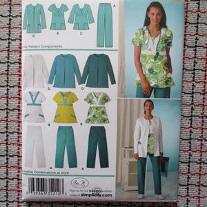 Op de afbeelding: Een naaipatroon met verschillende ontwerpen voor medische scrubs. De afbeelding toont illustraties van tops, broeken en jassen in verschillende kleuren en stijlen. De afbeelding toont ook een vrouw die een scrubset draagt, die het eindproduct laat zien.