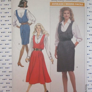 Puede incluir: Un patrón de costura que presenta tres estilos diferentes de vestidos sin mangas. El primer vestido es negro, el segundo es rojo y el tercero es de mezclilla azul. El patrón incluye instrucciones para hacer los vestidos, así como una tabla de tallas. El patrón está etiquetado como "Average/Moins Facile".