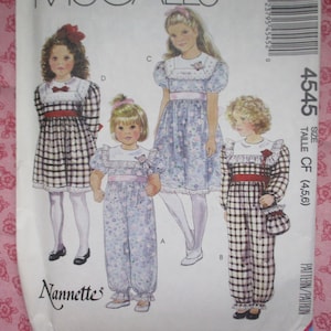 Puede incluir: Un patrón de costura vintage para ropa de niña, con cuatro conjuntos diferentes. Los diseños incluyen un vestido a cuadros, un vestido floral y un mono floral. El patrón está etiquetado como "Nannette's" e incluye información de tallas.