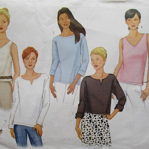 Può includere: Un modello di cucito con illustrazioni di top da donna. I top includono una canotta bianca, una camicia a maniche lunghe azzurra, una canotta rosa con scollo a V, una camicia bianca a maniche lunghe e un top marrone scuro con una gonna fantasia bianca e nera.