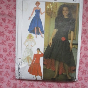 Pode incluir: Um padrão de costura para três vestidos diferentes. O primeiro vestido é branco com renda, o segundo é vermelho e o terceiro é preto com uma saia interior de bolinhas vermelhas. O padrão chama-se "Pattern/Patron".