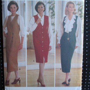 Puede incluir: Tres vestidos para mujer, cada uno con un estilo y color diferente. El primer vestido es marrón con un frente abotonado, el segundo es rojo con un frente abotonado y una abertura en la falda, y el tercero es verde oscuro con un cuello con volantes y un frente abotonado.