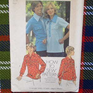 Könnte beinhalten: Vintage Schnittmuster mit einem Paar in hellblauen Hemden und Illustrationen von Hemden. Das Muster enthält Anweisungen für zwei Figurtypen und acht Größen. Der Text auf dem Muster lautet "How to Sew Pattern".