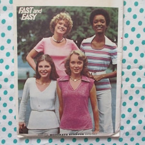 Può includere: Una copertina di rivista vintage con quattro donne che indossano top diversi. Il testo "FAST and EASY" è visibile. Le donne indossano una maglietta rosa, una camicia a righe, un maglione bianco e un top rosa con colletto. L'immagine è su uno sfondo bianco a pois turchese.