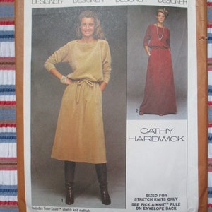 Può includere: Un cartamodello per un abito con gonna lunga e un laccio in vita. Il cartamodello è di Cathy Hardwick ed è adatto solo per maglie elasticizzate. Il cartamodello include istruzioni per due diversi stili di abiti, uno con gonna più corta e uno con gonna più lunga.