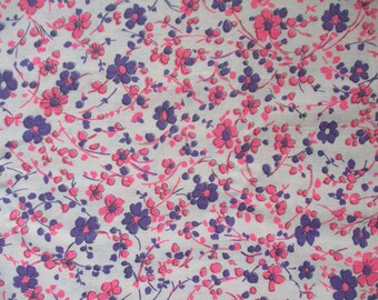 Vintage 1960er Jahre Baumwoll Stoff lila und rosa geblümte Blumen 35 cm breit