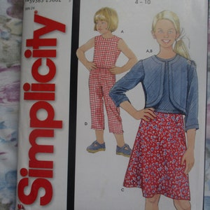 Può includere: Un cartamodello per abbigliamento da ragazza, taglie 4-10. Il cartamodello include una tuta in gingham rosso e bianco e una giacca di jeans. Il cartamodello è di Simplicity.